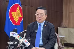 Tổng Thư ký ASEAN Kao Kim Hourn trả lời phỏng vấn báo chí. (Ảnh: Minh Thái/TTXVN)