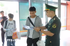 Lực lượng Bộ đội Biên phòng phổ biến pháp luật cho du khách trước khi nhập cảnh vào Việt Nam. (Ảnh minh họa. Nguồn: Quang Duy/TTXVN)
