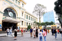 Bưu điện Trung tâm Thành phố Hồ Chí Minh luôn thu hút khách du lịch trong nước và quốc tế. (Ảnh: Hồng Đạt/TTXVN)