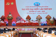 Đoàn Chủ tịch điều hành Đại hội Đại biểu Đảng bộ Quân chủng Hải quân lần thứ XIV, nhiệm kỳ 2025-2030. (Ảnh: Trọng Đức/TTXVN)