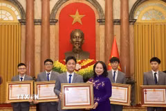 Phó Chủ tịch nước Võ Thị Ánh Xuân trao Huân chương Lao động hạng Nhì cho các học sinh đoạt giải Olympic và Khoa học kỹ thuật quốc tế năm 2025. (Ảnh: Tuấn Anh/TTXVN)
