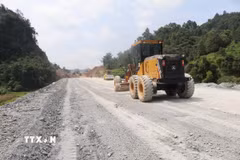 Các đơn vị huy động máy móc đẩy nhanh tiến độ dự án cao tốc Đồng Đăng-Trà Lĩnh. (Ảnh: Chu Hiệu/TTXVN)