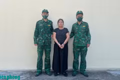 Cán bộ Đồn Biên phòng cửa khẩu quốc tế Móng Cái áp giải đối tượng Lê Thị Hà về trụ sở đơn vị để làm việc. (Nguồn: Báo Biên phòng)