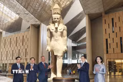 Chủ tịch nước Lương Cường tặng Đại Bảo tàng Ai Cập phiên bản Trống đồng của Việt Nam. (Ảnh: Lâm Khánh/TTXVN)