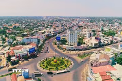 Con thuyền vươn ra biển - biểu tượng của vùng Đất Mũi Cà Mau bên cạnh Cột cờ Hà Nội. (Ảnh: Thế Anh/TTXVN)