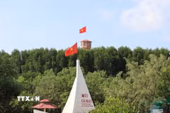 Con thuyền vươn ra biển - biểu tượng của vùng Đất Mũi Cà Mau bên cạnh Cột cờ Hà Nội. (Ảnh: Thế Anh/TTXVN)