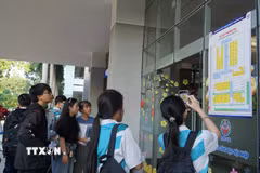 Thí sinh xem thông tin phòng thi đánh giá năng lực Đại học Quốc gia Thành phố Hồ Chí Minh tại điểm thi Trường Đại học Công nghệ Kỹ thuật Thành phố Hồ Chí Minh. (Ảnh: Thu Hoài/TTXVN)