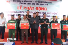 Thiếu tướng Nguyễn Hữu Ngọc, Tư Lệnh Binh đoàn 12 và Phó Chủ tịch Thường trực Ủy ban Nhân dân tỉnh Cà Mau Lâm Văn Bi tặng quà cho công nhân. (Ảnh: Tuấn Phi/TTXVN)