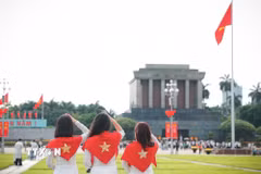 Nhiều bạn trẻ lựa chọn trang phục áo dài truyền thống khi tham quan và chụp ảnh tại khu vực Quảng trường Ba Đình, Lăng Chủ tịch Hồ Chí Minh. (Ảnh: Phạm Tuấn Anh/TTXVN)