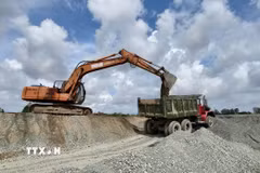 Các phương tiện vận chuyển cát đá thi công cao tốc. (Ảnh minh họa. Thanh Sang/TTXVN)