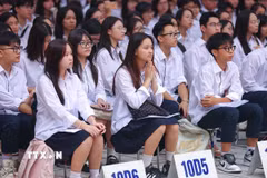 Tân học sinh khối 10 hào hứng, vui tươi cùng nhau bắt đầu một hành trình mới dưới mái trường Việt Đức. (Ảnh: Thanh Tùng/TTXVN)