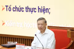 Tổng Bí thư, Chủ tịch nước Tô Lâm trao đổi và truyền đạt Chuyên đề. (Ảnh: Thống Nhất/TTXVN)