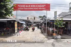 Chợ Long Hiệp triển khai mô hình “Chợ 4.0,” khuyến khích tiểu thương và người dân thanh toán không dùng tiền mặt. (Ảnh: Thanh Hòa/TTXVN)