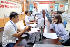 Để nâng cao chất lượng phục vụ, Hưng Yên triển khai mô hình “Chính quyền phục vụ người dân và doanh nghiệp,” với phương châm “4 xin, 4 luôn, 5 không,” qua đó đổi mới lề lối, tác phong, nâng cao tinh thần trách nhiệm của đội ngũ cán bộ. (Ảnh: Thế Duyệt/TTXVN)