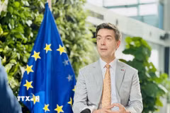 Đại sứ Liên minh Châu Âu (EU) tại Việt Nam Julien Guerrier trả lời phỏng vấn của phóng viên Thông tấn xã Việt Nam (TTXVN) về quan hệ hợp tác Việt Nam-EU. (Ảnh: Việt Đức/TTXVN)