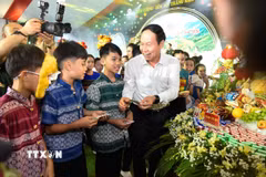 Phó Thủ tướng Lê Tiến Châu chung vui với thiếu nhi vùng cao Thanh Hóa tại chương trình “Biên cương - Đêm hội trăng rằm” năm 2026. (Ảnh: Hoa Mai/TTXVN)