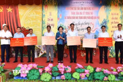 Phó Thủ tướng Phạm Thị Thanh Trà cùng lãnh đạo tỉnh Tuyên Quang trao tặng 30 bộ máy tính cho 6 xã. (Ảnh: Minh Tâm/TTXVN)