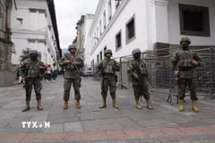 Binh sỹ Ecuador gác bên ngoài dinh Tổng thống ở Quito. (Ảnh: THX/TTXVN)