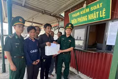 Đồn Biên phòng Nhật Lệ hỗ trợ ngư dân sau khi gặp sự cố trên biển. (Ảnh: Đồn Biên phòng Nhật Lệ)