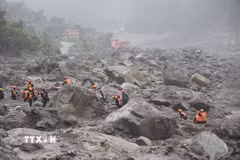 Lực lượng cứu hộ tìm kiếm nạn nhân tại hiện trường lũ quét ở Rasuwa, Nepal. (Ảnh: ANI/TTXVN phát)