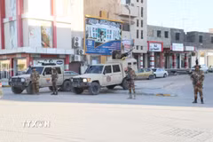 Binh sỹ gác tại thành phố Zawiya, Libya. (Ảnh: THX/TTXVN)