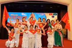 Một tiết mục văn nghệ tại lễ kỷ niệm. (Ảnh: Xuân Vịnh/TTXVN)