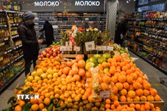 Người dân chọn mua hàng tại một siêu thị ở Moskva, Nga. (Ảnh: AFP/TTXVN)