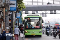 Nhiều người lớn tuổi sử dụng phương tiện xe buýt để đi lại. (Ảnh: Tiến Lực/TTXVN)