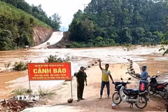 Lực lượng chức năng tổ chức cắm biển cảnh báo, bố trí chốt trực tại khu vực ngầm. (Ảnh: TTXVN phát)