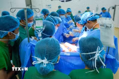 Các bác sỹ Bệnh viện Đại học Y dược Thành phố Hồ Chí Minh ghép tim cho bé gái 13 tuổi. (Ảnh: TTXVN phát)