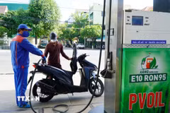 Một điểm bán xăng E10 RON95. (Ảnh: Lê Phước Ngọc/TTXVN)