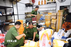 Công an thành phố Cần Thơ phối hợp Chi Cục quản lý thị trường thành phố Cần Thơ kiểm đếm, niêm phong số lượng lớn dép “giả” thương hiệu nổi tiếng tại cửa hàng T.D Luxury. (Ảnh: TTXVN phát)