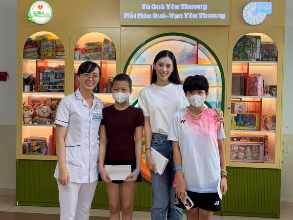 Tiểu Vy dành dấu mốc 8 năm đăng quang cho những bệnh nhân khó khăn