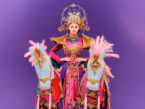 Emoura Phạm bị nhầm là... nhân sự hậu trường trước giờ thi