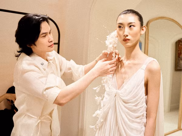 NTK Nguyễn Phúc Tuấn khẳng định vị thế của lụa Việt tại Paris Fashion Week