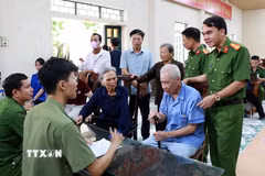 Lãnh đạo Công an tỉnh, xã Vạn Thắng (Ninh Bình) đôn đốc công tác lấy mẫu ADN thân nhân liệt sỹ. (Ảnh Nguyễn Lành/TTXVN)