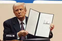 Tổng thống Mỹ Donald Trump ký sắc lệnh sau lễ nhậm chức tại Washington, DC, ngày 20/1/2025. (Ảnh: AP/TTXVN)