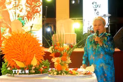 Nghệ nhân nhân dân Tôn Nữ Thị Hà giới thiệu về món nem công, chả phượng xứ Huế. (Ảnh: Tường Vi/TTXVN)