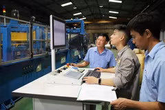 Công ty Cổ phần Thiết bị điện Cẩm Phả đầu tư hệ thống dây chuyền cắt tôn silic tự động lập trình cắt với độ chính xác cao, công nghệ Đức hơn 40 tỷ đồng để thực hiện chế tạo máy biến áp 220kV. (Ảnh: Cổng Thông tin điện tử thành phố Quảng Ninh)