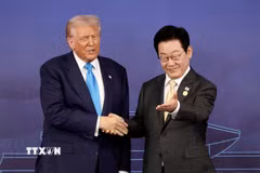 Tổng thống Hàn Quốc Lee Jae Myung (phải) và Tổng thống Mỹ Donald Trump trong cuộc hội đàm tại Gyeongju, tỉnh Bắc Gyeongsang ngày 29/10/2025. (Ảnh: Yonhap/TTXVN)