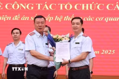 Ông Đoàn Hồng Phong, Ủy viên Trung ương Đảng, Bí thư Đảng ủy, Tổng Thanh tra Chính phủ, trao các quyết định về công tác cán bộ tại Thanh tra Chính phủ. (Ảnh: Văn Điệp/TTXVN)