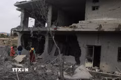 Tòa nhà bị phá hủy sau cuộc không kích của Israel tại thị trấn Kfour, gần Nabatieh, miền Nam Liban. (Ảnh: THX/TTXVN)