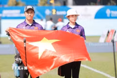 Hai VĐV Đặng Công Đức và Lê Phạm Vân Anh giành HCB nội dung cung 3 dây đôi nam nữ hỗn hợp. (Ảnh: Minh Quyết/TTXVN)