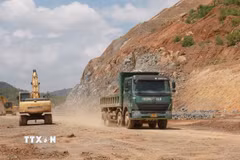 Cao tốc Khánh Hòa-Buôn Ma Thuột (đoạn qua tỉnh Khánh Hòa) đang được đẩy nhanh thi công và giải ngân nguồn vốn. (Ảnh: Xuân Triệu/TTXVN)