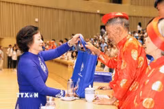 Bà Phạm Thị Thanh Trà, Bí thư Trung ương Đảng, Phó Thủ tướng Chính phủ, Chủ tịch Ủy ban Quốc gia về người cao tuổi Việt Nam, tặng quà người cao tuổi. (Ảnh: Hoàng Ngọc/TTXVN)