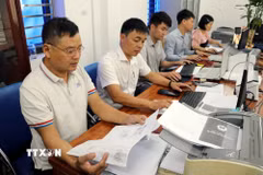Các cán bộ xã Kim Thành, Hải Phòng đang khẩn trương cập nhật dữ liệu, bổ sung thông tin về cơ sở dữ liệu đất đai của xã. (Ảnh minh họa: Mạnh Tú/TTXVN)