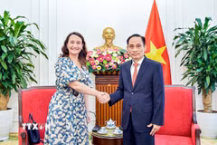 Bộ trưởng Ngoại giao Lê Hoài Trung tiếp Thứ trưởng Ngoại giao Đông Uruguay Valeria Csukasi. (Ảnh: An Đăng/TTXVN)