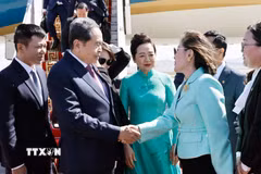Chủ tịch Quốc hội Trần Thanh Mẫn và Phu nhân đến thủ đô Ulan Bator, bắt đầu thăm chính thức Mông Cổ. (Ảnh: Doãn Tấn/TTXVN)
