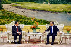 Đồng chí Nguyễn Xuân Thắng, Chủ tịch Hội đồng Lý luận Trung ương, Phó Trưởng Ban Chỉ đạo tổng kết 100 năm Đảng lãnh đạo cách mạng Việt Nam hội kiến đồng chí Lý Thư Lỗi, Ủy viên Bộ Chính trị, Bí thư Ban Bí thư, Trưởng Ban Tuyên truyền Trung ương Đảng Cộng sản Trung Quốc. (Ảnh: Quang Hưng/TTXVN)