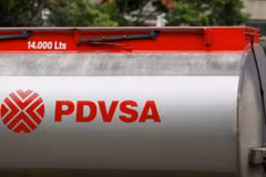 Logo của công ty dầu khí nhà nước Venezuela PDVSA trên một xe bồn chở nhiên liệu. (Ảnh: Reuters)